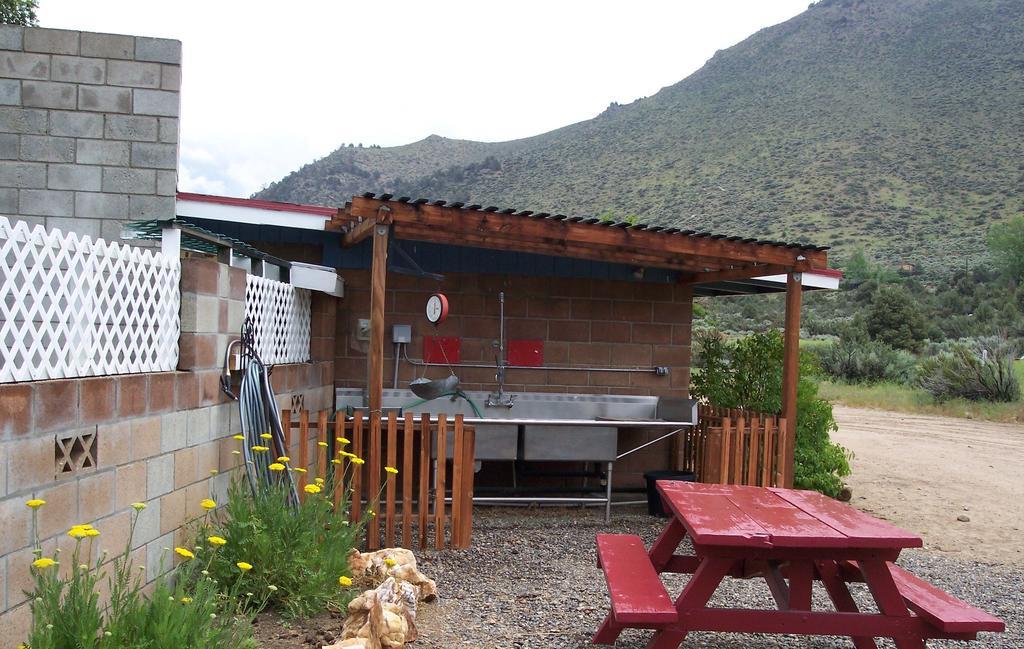 Toiyabe Motel Walker Extérieur photo